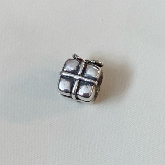 PANDORA RETIRED PRESENT, GIFT BOX W/ BOW CHARM STERLING SILVER 925 ALE 7… - Picture 4 of 7